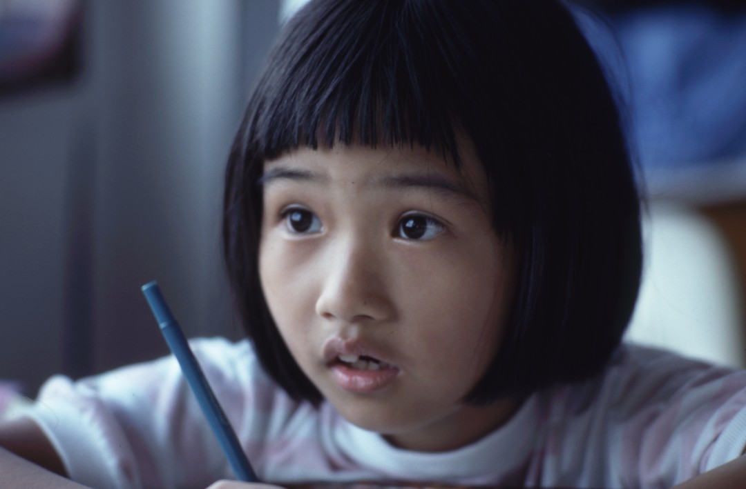 可爱专注的小学生